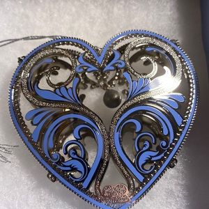 Vantel pearls ornament